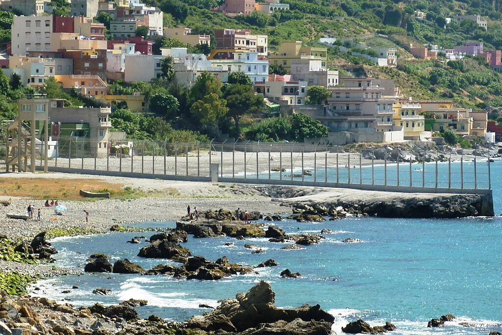 Une cinquantaine d’enfants tentent de rejoindre Ceuta à la nage : un nouveau drame migratoire aux portes de l’Europe