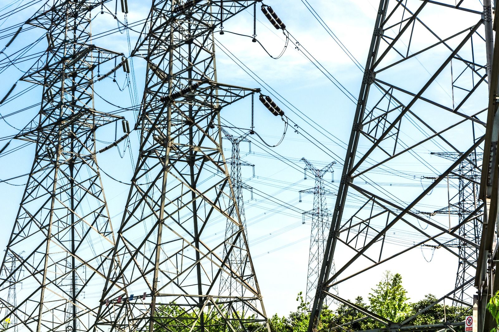 Transition énergétique : l’autoroute électrique Sud–Centre à l’épreuve du développement durable 